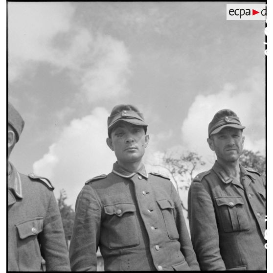 Soldats de la Wehrmacht capturés lors des combats pour la libération de la poche de Lorient et de la capitutation de la garnison allemande.