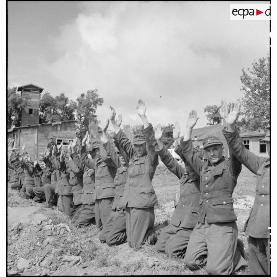 Soldats de la Wehrmacht capturés lors des combats pour la libération de la poche de Lorient et de la capitutation de la garnison allemande.