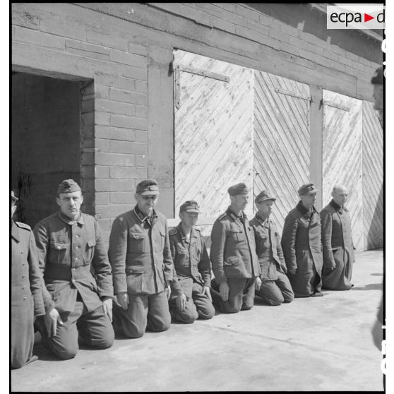 Soldats de la Wehrmacht capturés lors des combats pour la libération de la poche de Lorient et de la capitutation de la garnison allemande.