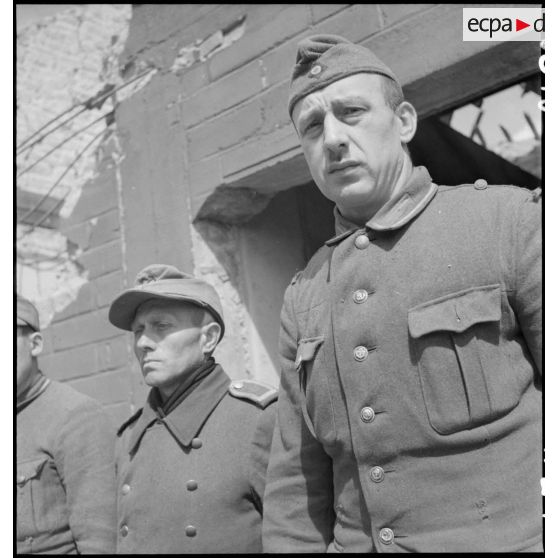 Soldats de la Wehrmacht capturés lors des combats pour la libération de la poche de Lorient et de la capitutation de la garnison allemande.