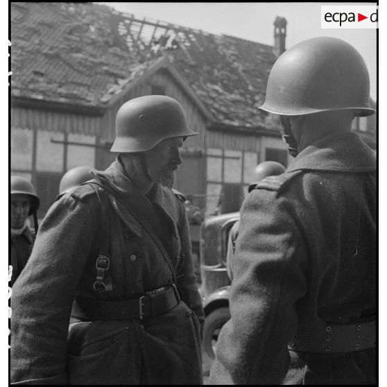 Prisonnier de guerre allemand interrogé notamment par un capitaine du combat command n°3 (CC3), dans les environs de Fützen.