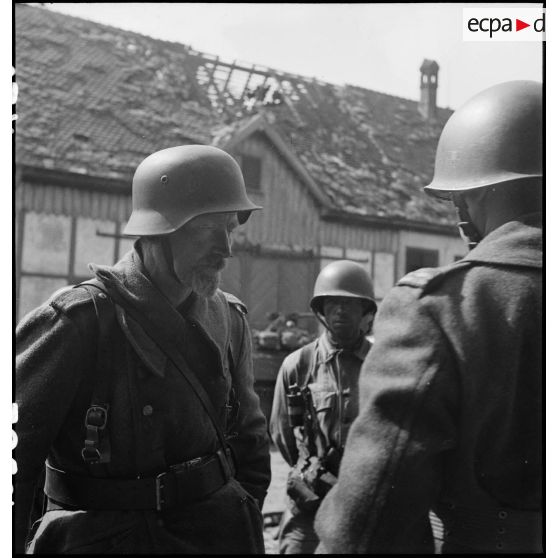 Prisonnier de guerre allemand interrogé notamment par un capitaine du combat command n°3 (CC3), dans les environs de Fützen.