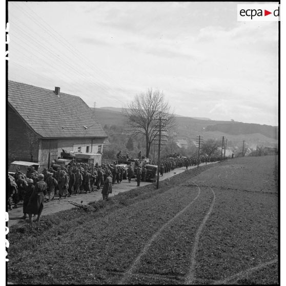 Des prisonniers de guerre allemands, encadrés par des soldats du combat command n°3 (CC3), sont emmenés vers des zones de rassemblement dans les environs de Fützen.