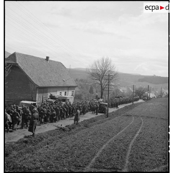 Des prisonniers de guerre allemands, encadrés par des soldats du combat command n°3 (CC3), sont emmenés vers des zones de rassemblement dans les environs de Fützen.