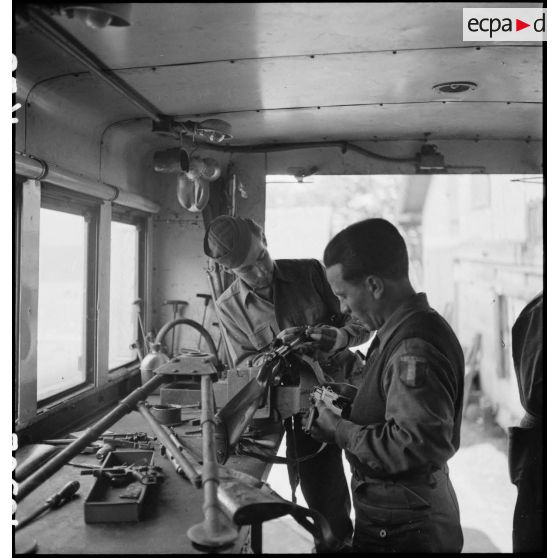 Nettoyage d'un armement de petit calibre dans un camion atelier du 3e escadron du 11e groupe d'escadrons de réparation divisionnaire (11e GERD).