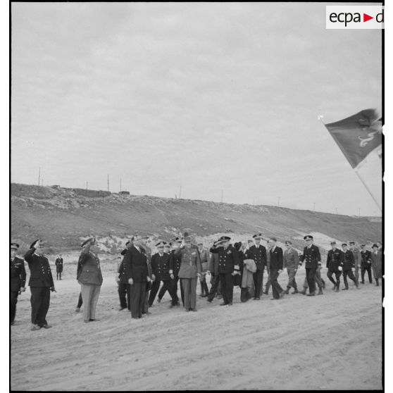 Les autorités saluent les unités et leurs drapeaux rassemblés sur la plage pour la cérémonie de commémoration du débarquement du 6 juin 1944 sur Omaha Beach.