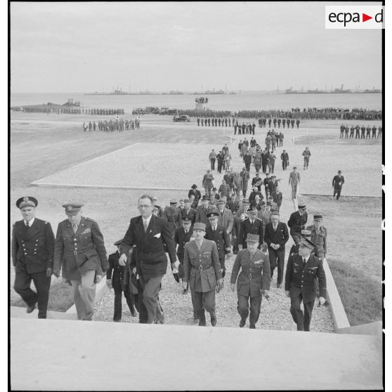 Lors de la cérémonie de commémoration du débarquement, les autorités se déplacent vers le monument érigé fin1944 en hommage aux unités américaines de la 6e brigade spéciale du génie (6th ESB).