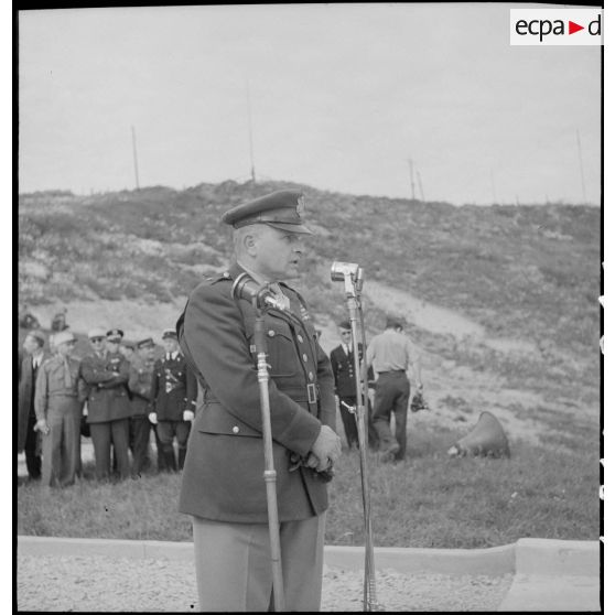 Discours d'un brigadier général américain lors de la cérémonie de commémoration du débarquement du 6 juin 1944 sur Omaha Beach.