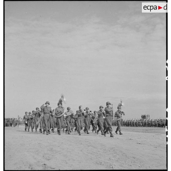 Défilé d'une unité de musique de l'armée américaine à l'issue de la cérémonie de commémoration du débarquement du 6 juin 1944 à Omaha Beach.