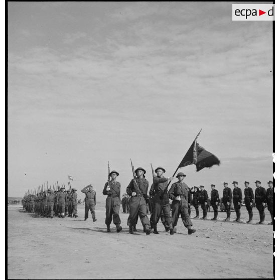 Défilé du drapeau du 39e régiment d'infanterie (39e RI) et de sa garde à l'issue de la cérémonie de commémoration du débarquement du 6 juin 1944.