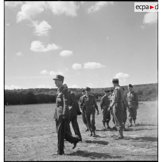 Le général de corps d'armée Leclerc et le colonel Louis Dio lors de la cérémonie de passation de commandement et d'adieu du général à la 2e division blindée (2e DB).