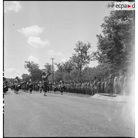 Défilé de la musique de la 2e division blindée (2e DB) à l'issue de la cérémonie de passation de commandement et d'adieu du général de corps d'armée Leclerc à sa division.