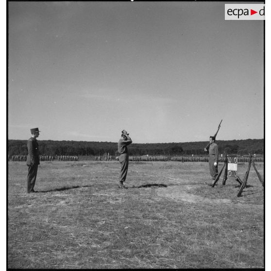 Remise d'étendard lors de la cérémonie de passation de commandement de la 2e division blindée (2e DB).