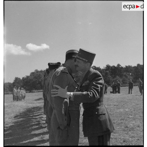 Le général de corps d'armée Leclerc donne l'accolade au colonel Dio, son successeur à la tête de la 2e division blindée (2e DB).