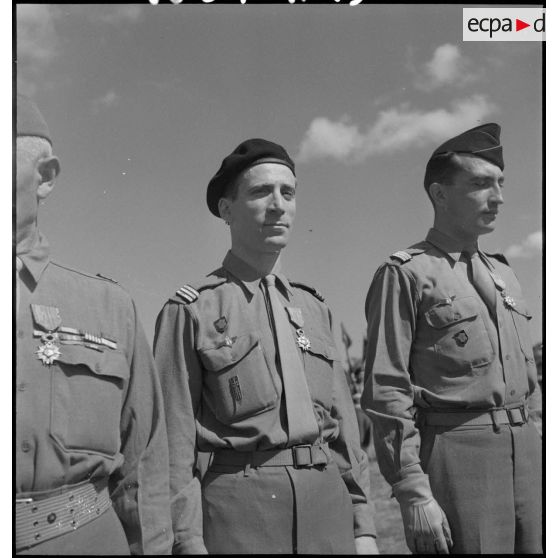 Portrait du capitaine André Janney du 501e régiment de chasseurs de chars (501e RCC), décoré de la croix de chevalier de la Légion d'honneur par le général de corps d'armée Leclerc.