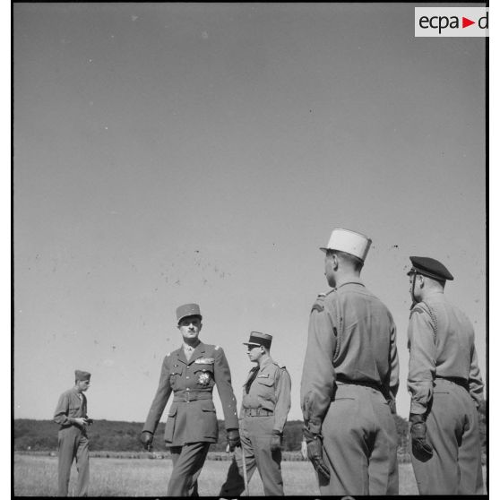 Le général de corps d'armée Leclerc et le colonel Louis Dio lors de la cérémonie de passation de commandement et d'adieu du général à la 2e division blindée (2e DB).