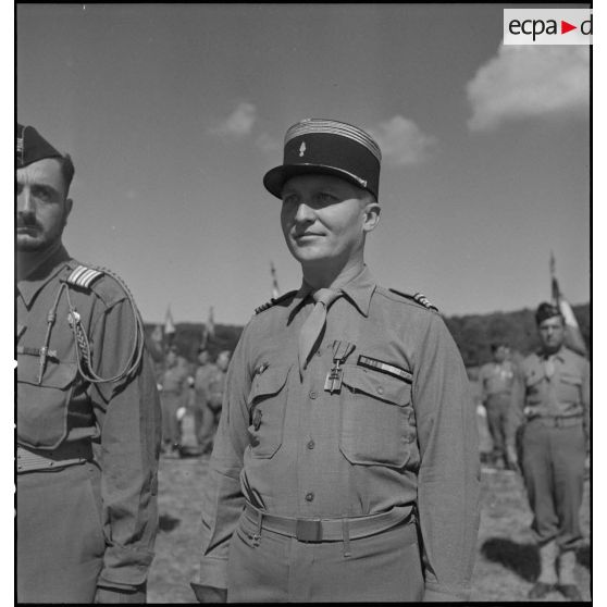 Portrait du chef de bataillon Roger Lantenois, chef du 4e bureau de la 2e division blindée (DB), décoré de la croix de compagnon de la Libération par le général de corps d'armée Leclerc.