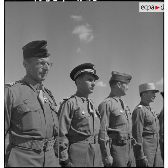 Officiers supérieurs décorés par le général de corps d'armée Leclerc lors de la cérémonie d'adieu à la 2e division blindée (2e DB).