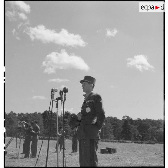 Le général de corps d'armée Leclerc s'adresse aux hommes de la 2e division blindée (2e DB) rassemblés lors de la cérémonie d'adieu à la division.