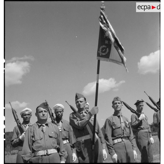 Etendard du 1er régiment de marche de spahis marocains (1er RMSM) et sa garde lors de la cérémonie d'adieu du général Leclerc à la 2e division blindée (2e DB).