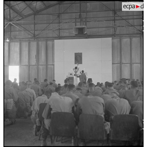 Des soldats américains internés dans le camp d'entraînement disciplinaire des Milles assistent à une messe.