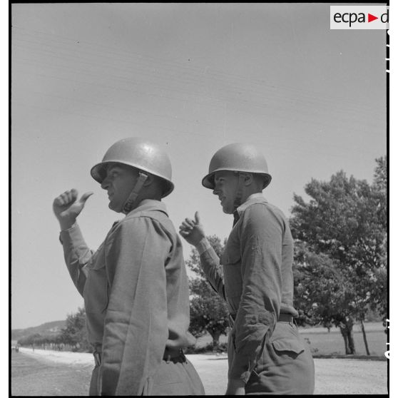 Soldats américains du camp d'entraînement disciplinaire des Milles attendant un véhicule.