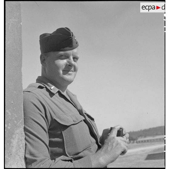 Portrait d'un premier ou second lieutenant instructeur du camp d'entraînement disciplinaire américain des Milles.