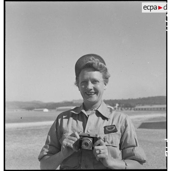 Portrait de la photographe Germaine Kanova du service cinématographique de l'Armée (SCA) dans le camp d'entraînement disciplinaire américain des Milles.