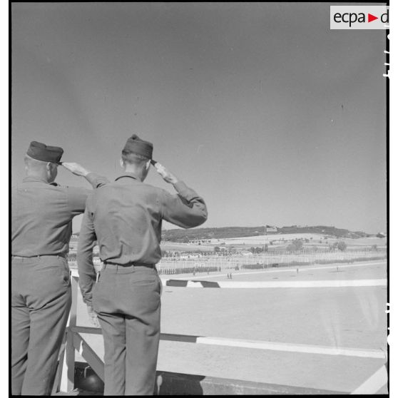 Des officiers supérieurs et subalternes du 796th Military police battalion (796e bataillon de police militaire) assistent au lever des couleurs quotidien sur le camp d'entraînement disciplinaire américain des Milles.