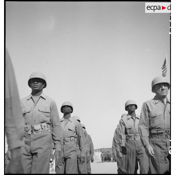 Défilé quotidien des troupes sur le camp d'entraînement disciplinaire américain des Milles.