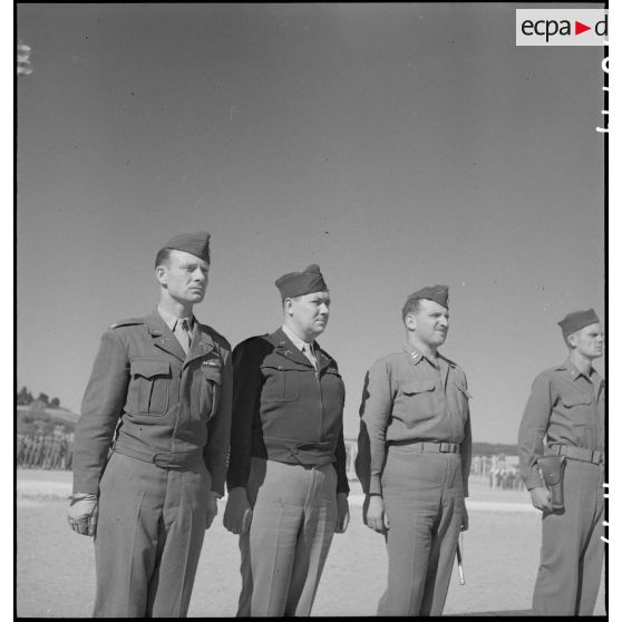 Des officiers supérieurs et subalternes du 796th Military police battalion (796e bataillon de police militaire) assistent au lever des couleurs quotidien sur le camp d'entraînement disciplinaire américain des Milles.