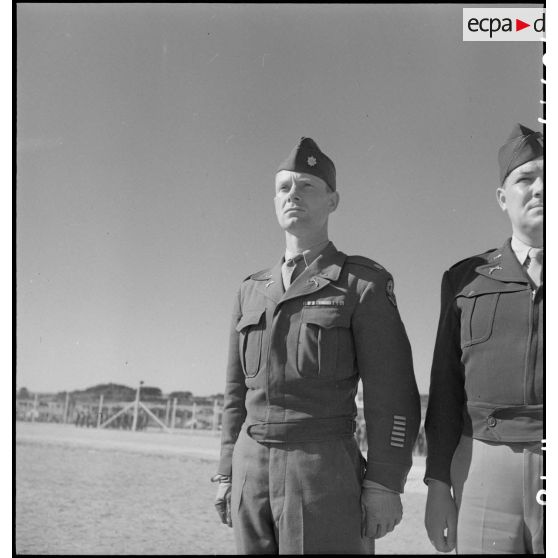 Des officiers supérieurs et subalternes du 796th Military police battalion (796e bataillon de police militaire) assistent au lever des couleurs quotidien sur le camp d'entraînement disciplinaire américain des Milles.