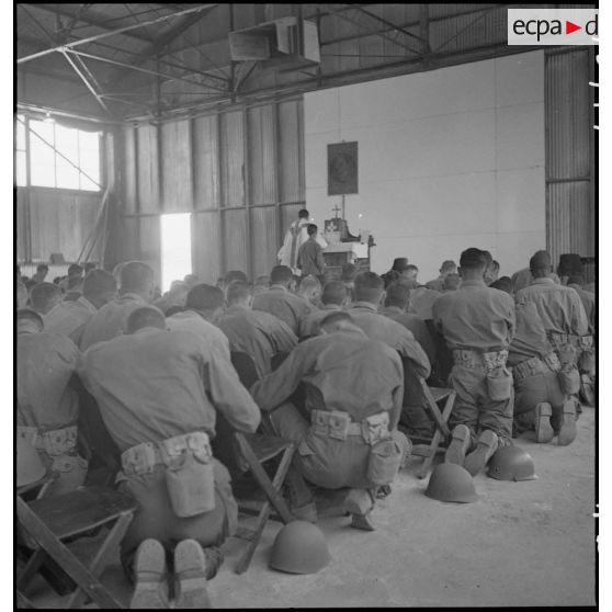 Des soldats américains internés dans le camp d'entraînement disciplinaire des Milles assistent à une messe.