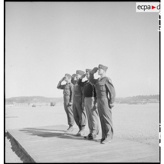 Des officiers supérieurs et subalternes du 796th Military police battalion (796e bataillon de police militaire) saluent pendant le lever des couleurs quotidien sur le camp d'entraînement disciplinaire américain des Milles.