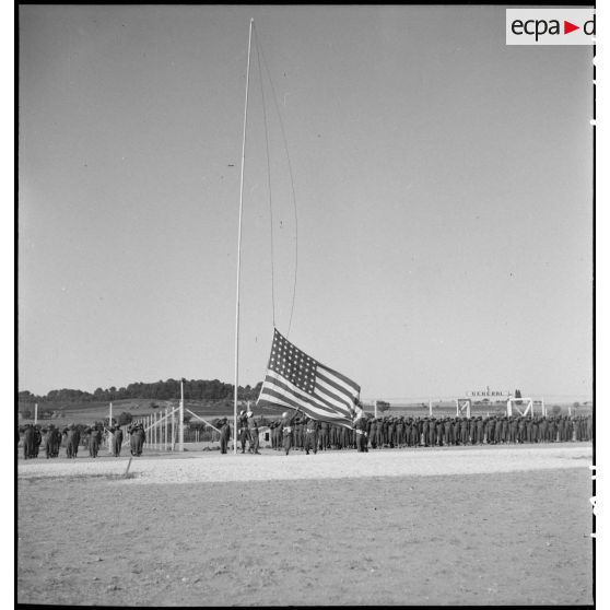 Cérémonie quotidienne de lever des couleurs sur le camp d'entraînement disciplinaire américain des Milles.