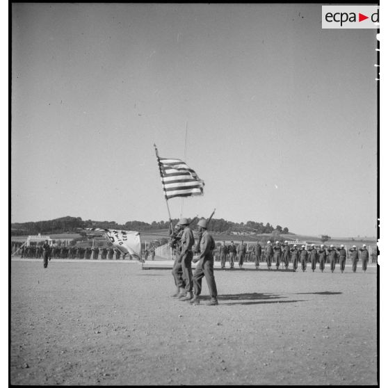 Défilé quotidien des troupes sur le camp d'entraînement disciplinaire américain des Milles, drapeau des Etats-Unis et du DTC en tête.