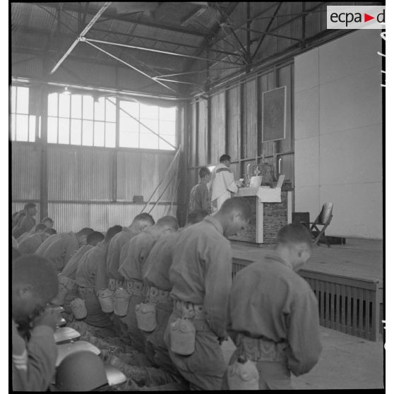 Des soldats américains internés dans le camp d'entraînement disciplinaire des Milles assistent à une messe.