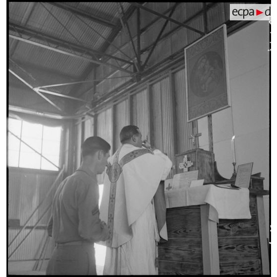 Des soldats américains internés dans le camp d'entraînement disciplinaire des Milles assistent à une messe.