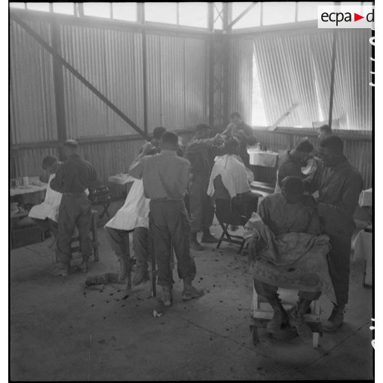 Salon de coiffure du camp d'entraînement disciplinaire américain des Milles.