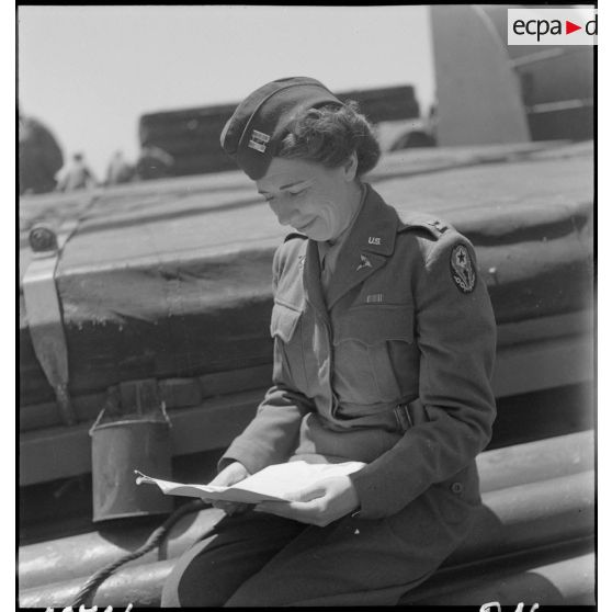 Portrait du capitaine Genevieve C. Todd du corps des infirmières américaines avant son départ pour le Pacifique/Asie.