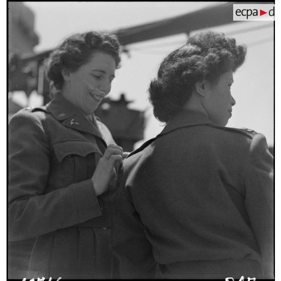 Capitaines du corps des infirmières américaines embarquées à bord d'un navire avant leur départ pour le Pacifique/Asie.