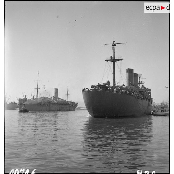 Le paquebot transport de troupes britannique Ascanius et un navire américain transport de troupes au cap Pinède ou Jaunet.