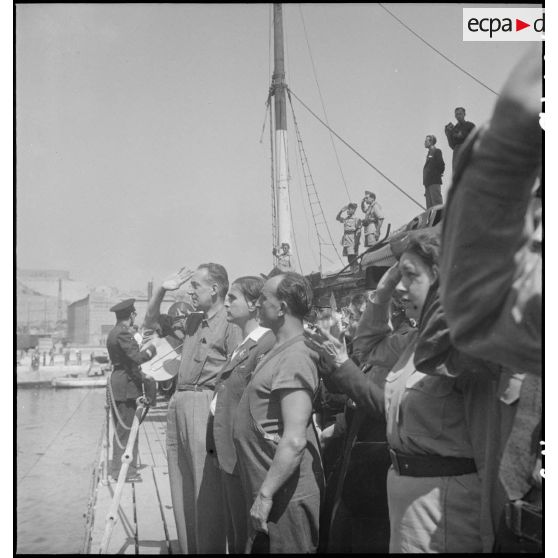 Des familles et badauds attendent les réfugiés, prisonniers de guerre et déportés des camps libérés par l'armée soviétique, rapatriés depuis Odessa par voie maritime jusqu'à Marseille.