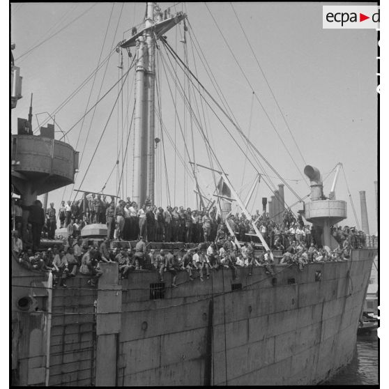 Depuis Odessa, des réfugiés, prisonniers de guerre et déportés des camps libérés par l'armée soviétique sont rapatriés par voie maritime jusqu'à Marseille.