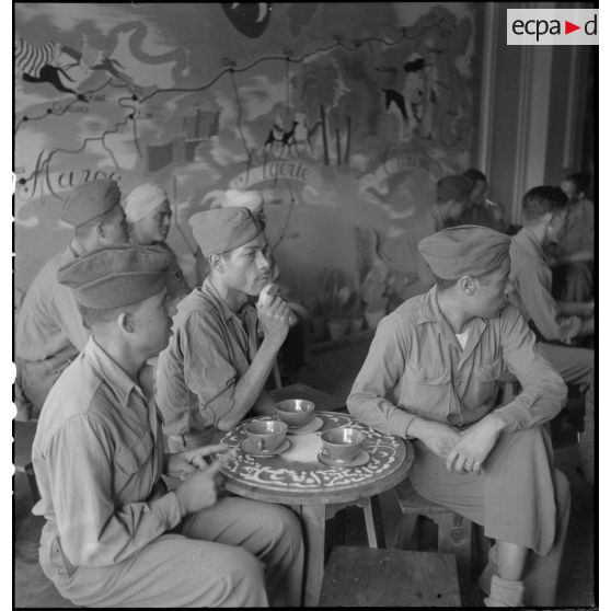 Soldats nord-africains en permission à Nice avant leur rapatriement ou leur démobilisation.