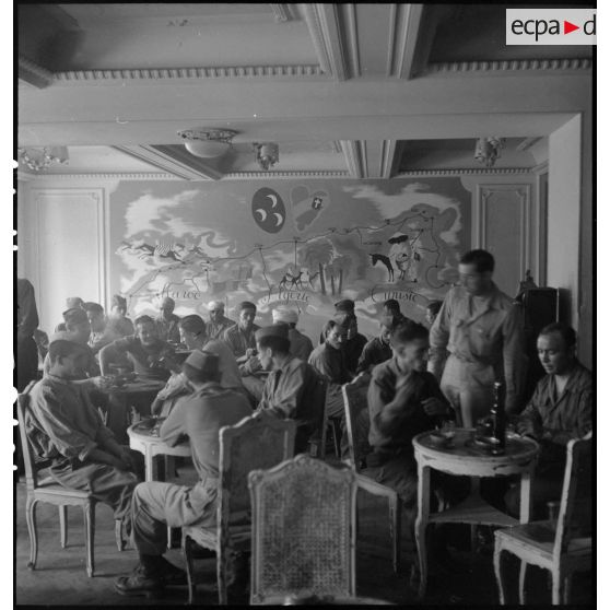 Soldats métropolitains et nord-africains en permission à Nice avant leur rapatriement ou leur démobilisation.