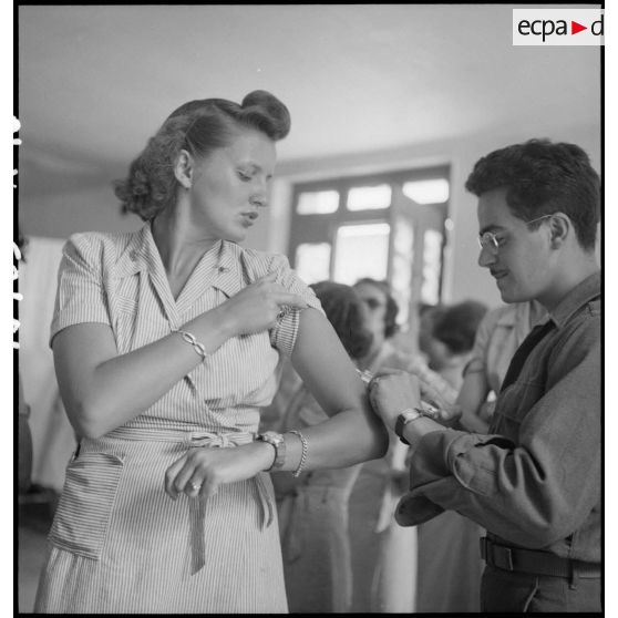 Vaccination d'un personnel du corps des infirmières de l'armée américaine.