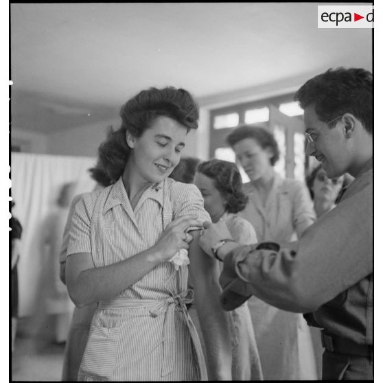 Vaccination d'un personnel du corps des infirmières de l'armée américaine.