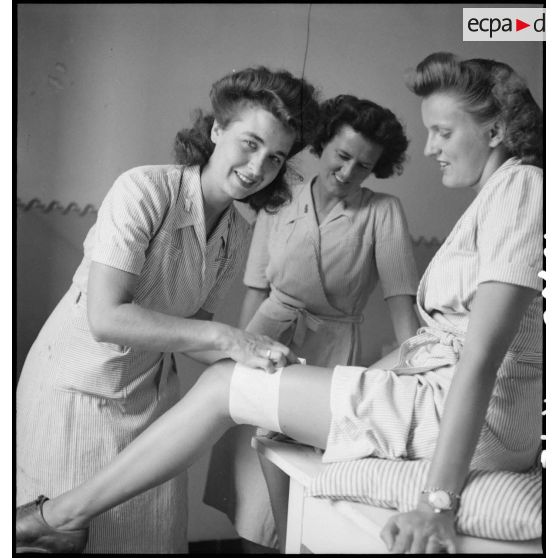 Formation à la pose d'un bandage d'un personnel du corps des infirmières de l'armée américaine.