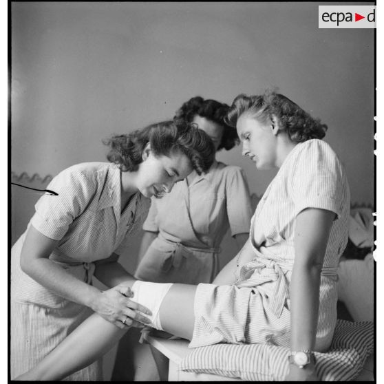 Formation à la pose d'un bandage d'un personnel du corps des infirmières de l'armée américaine.